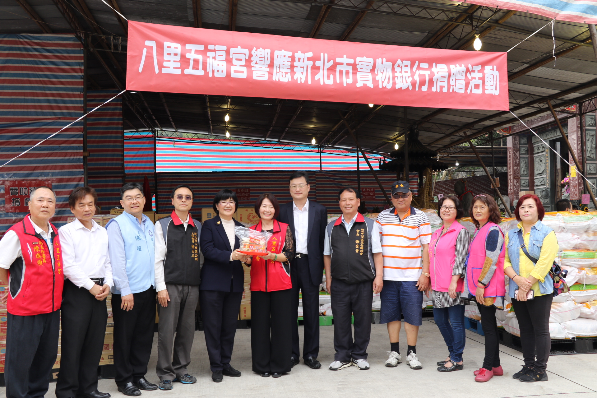 五福宮主委鄭戴麗香（中）代表捐贈白米等物資  左為社會局長張錦麗代表受贈